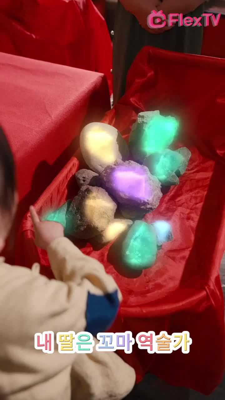 그는 광기로 가득 찬 눈으로 그녀를 구석으로 몰아넣었습니다. 감히 나 외에 다른 사람을 좋아하는 건 어때