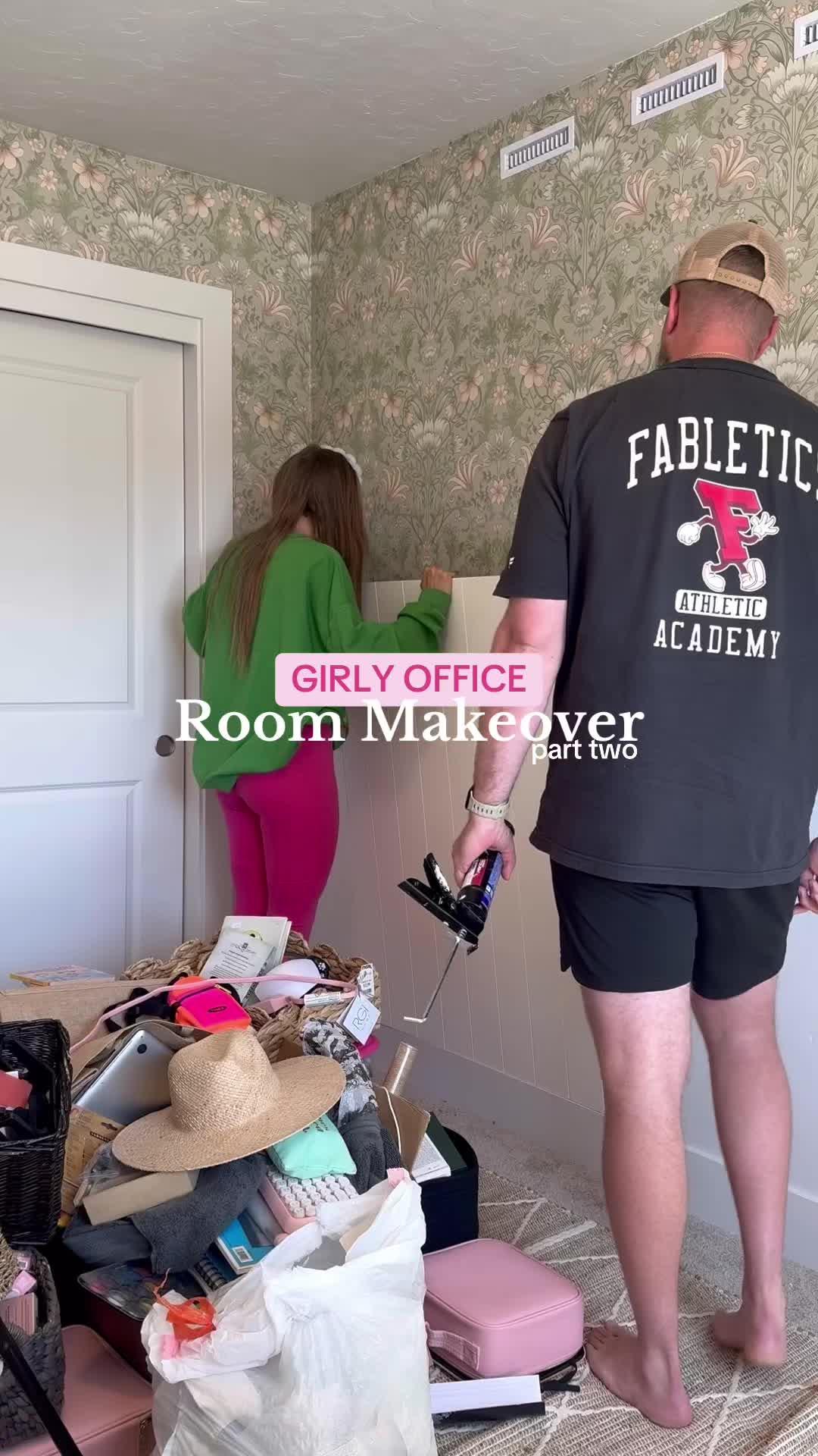 Making all my pink office dreams come true thanks to the @sherwinwilliams Color Expert™ app and that BEAUTIFUL Roycroft Rose SW 0034. Being able to choose a color from my phone, see it virtually in my room and make sure it matched what I wanted it to before buying it was AMAZING and made the painting process so easy! You have to try it for your next painting project! #SWColorLove #sponsored