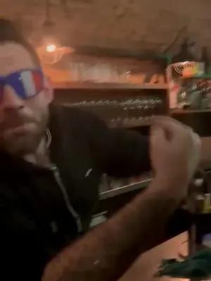 Comme Vince, tente d'être le meilleur fan! 